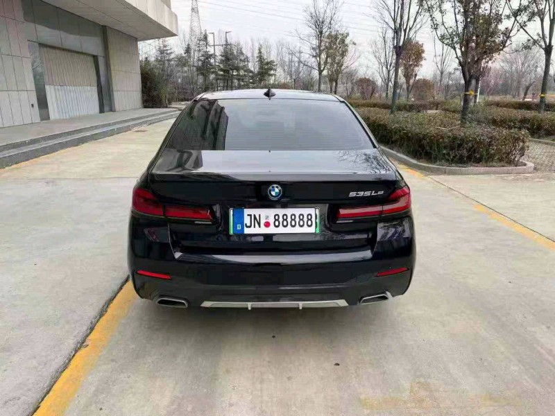 济宁22年宝马5系9