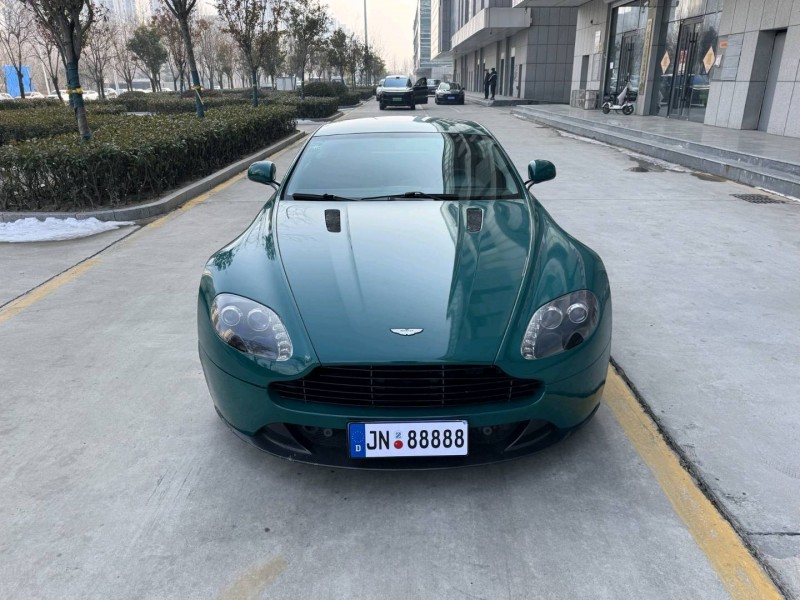 济宁12年阿斯顿·马丁V8 Vantage1