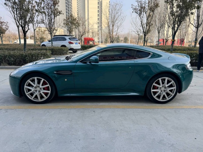 济宁12年阿斯顿·马丁V8 Vantage8