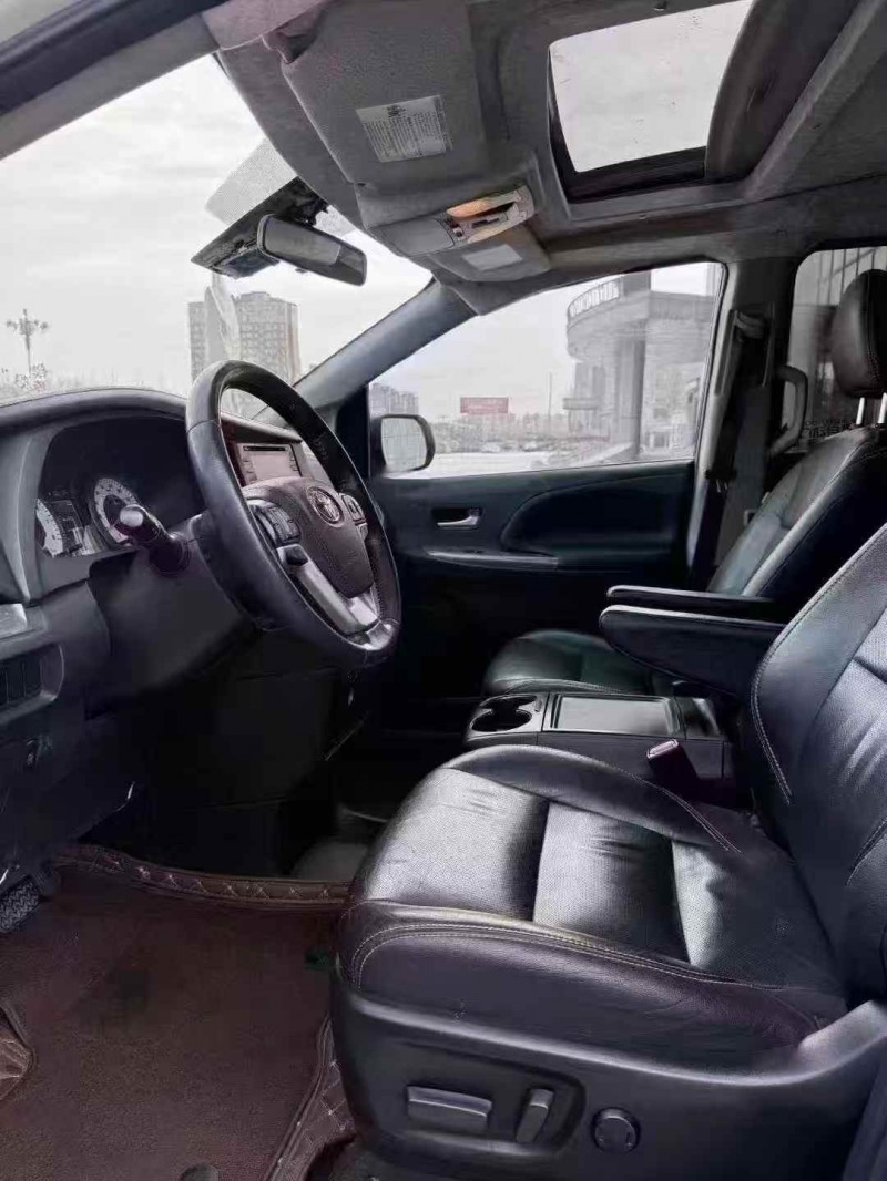 吉林19年丰田塞纳4