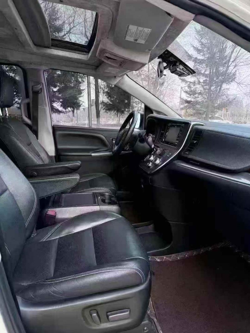 吉林19年丰田塞纳8