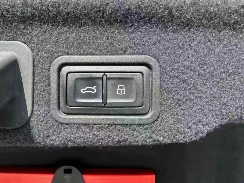 济宁17年奥迪A8L8