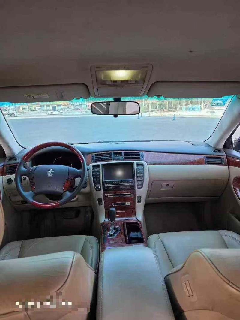 济宁06年丰田皇冠4