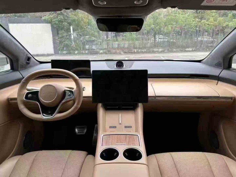 湛江25年华为智选智界R75