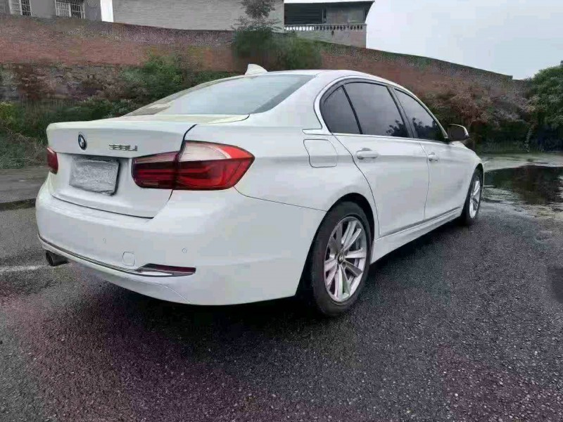 重庆17年宝马3系8