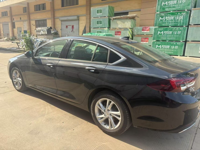 苏州25年别克君威8