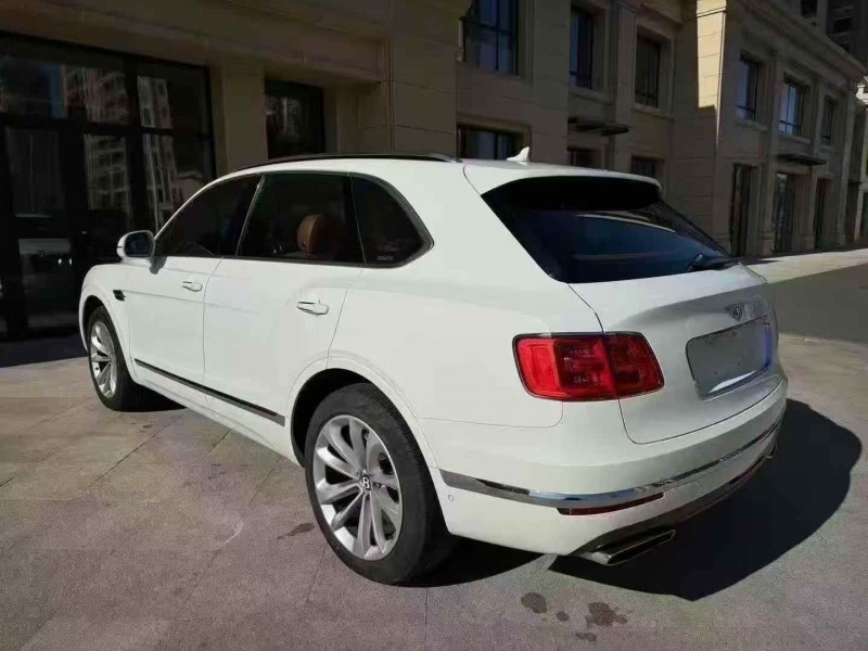 枣庄17年宾利添越8