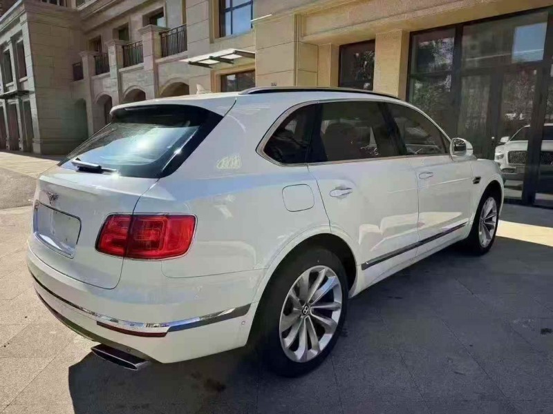 枣庄17年宾利添越9