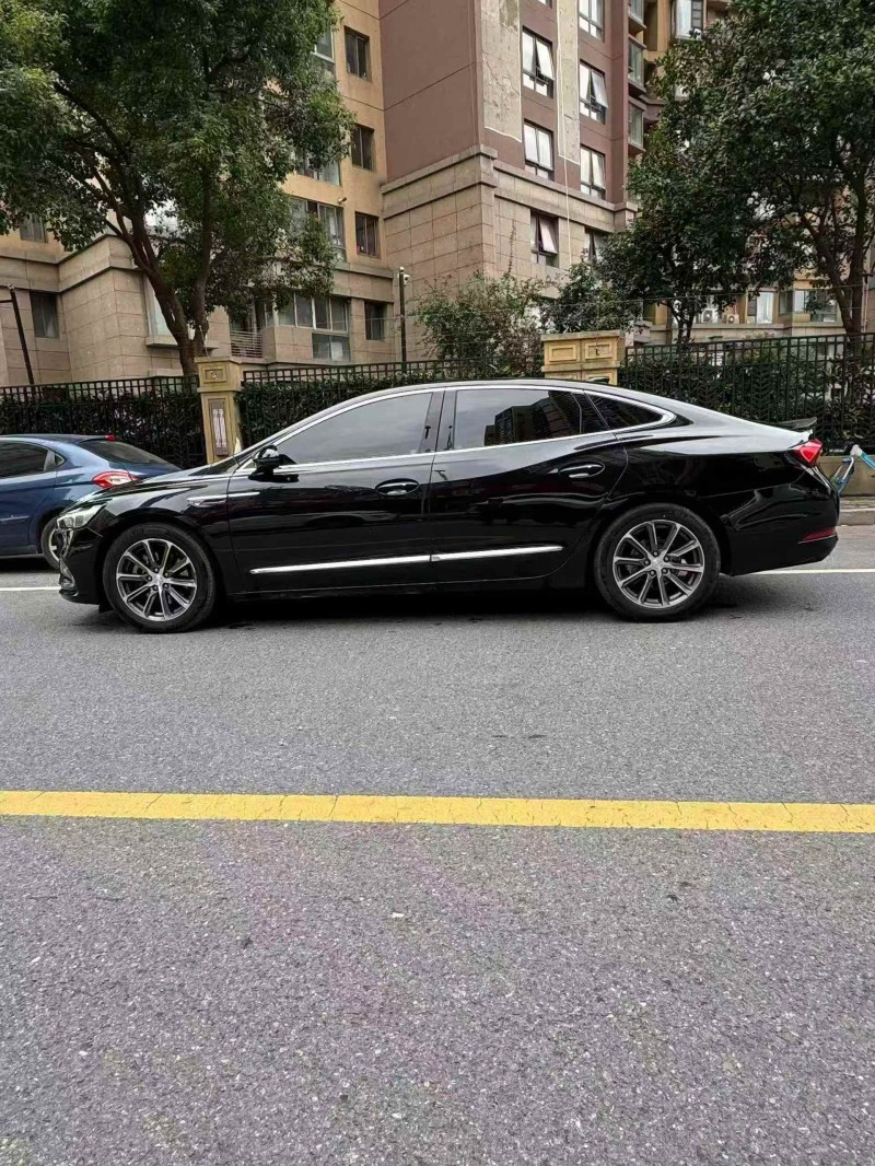 黄山20年别克君越2