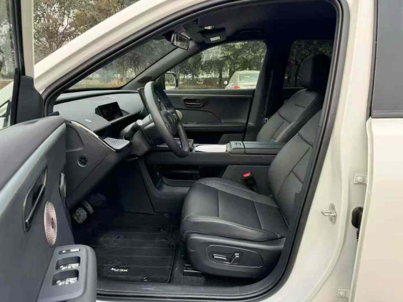 济宁25年丰田铂智6