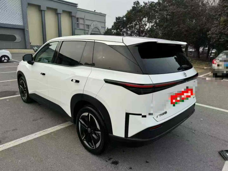 济宁25年丰田铂智8