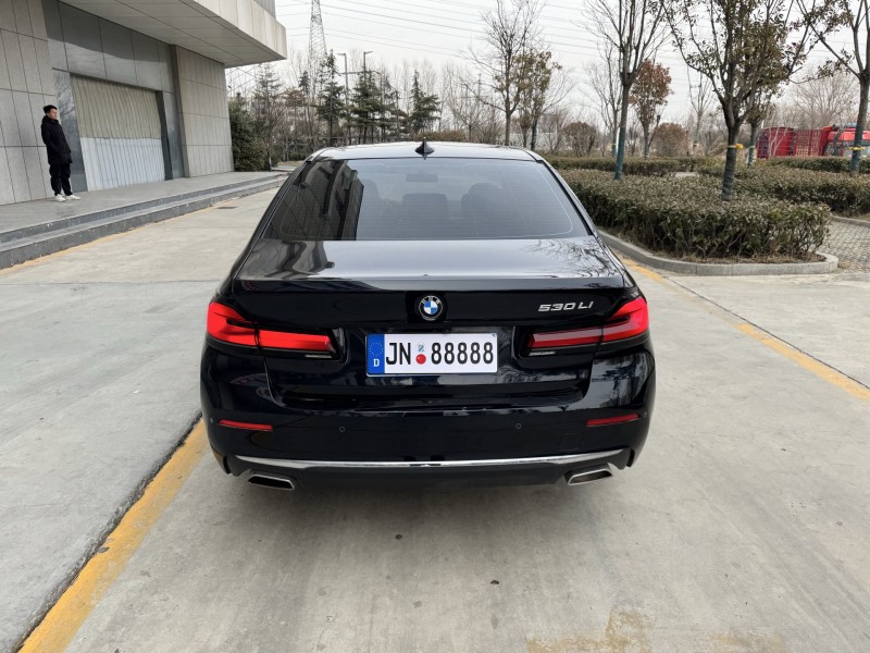 济宁23年宝马5系8