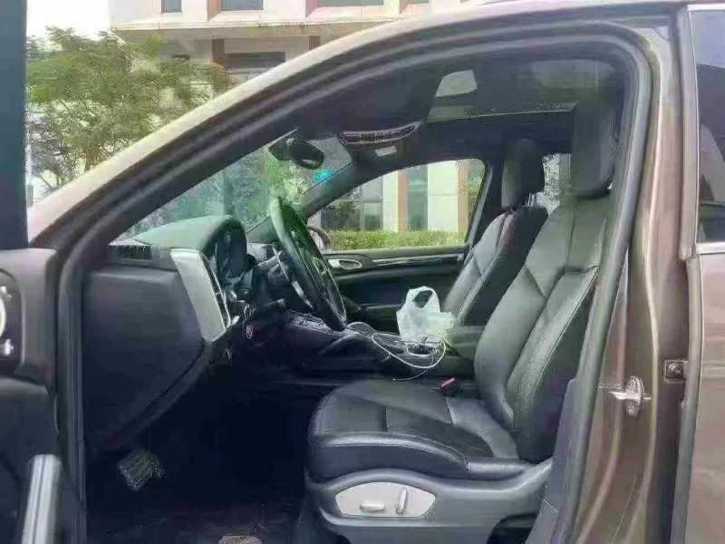 广州16年保时捷卡宴9