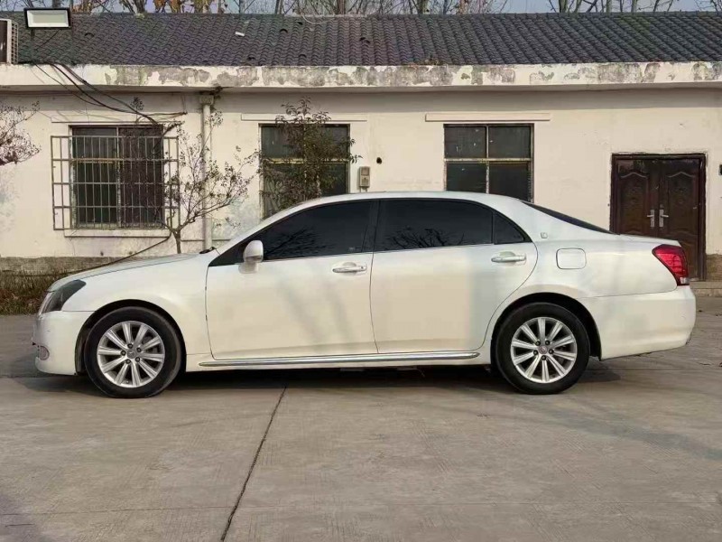 郑州13年丰田皇冠4