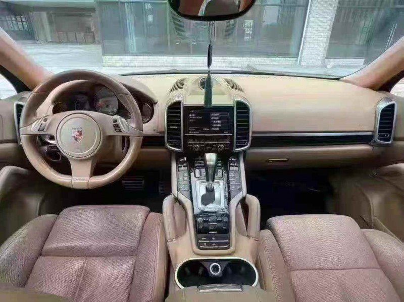 广州11年保时捷卡宴9