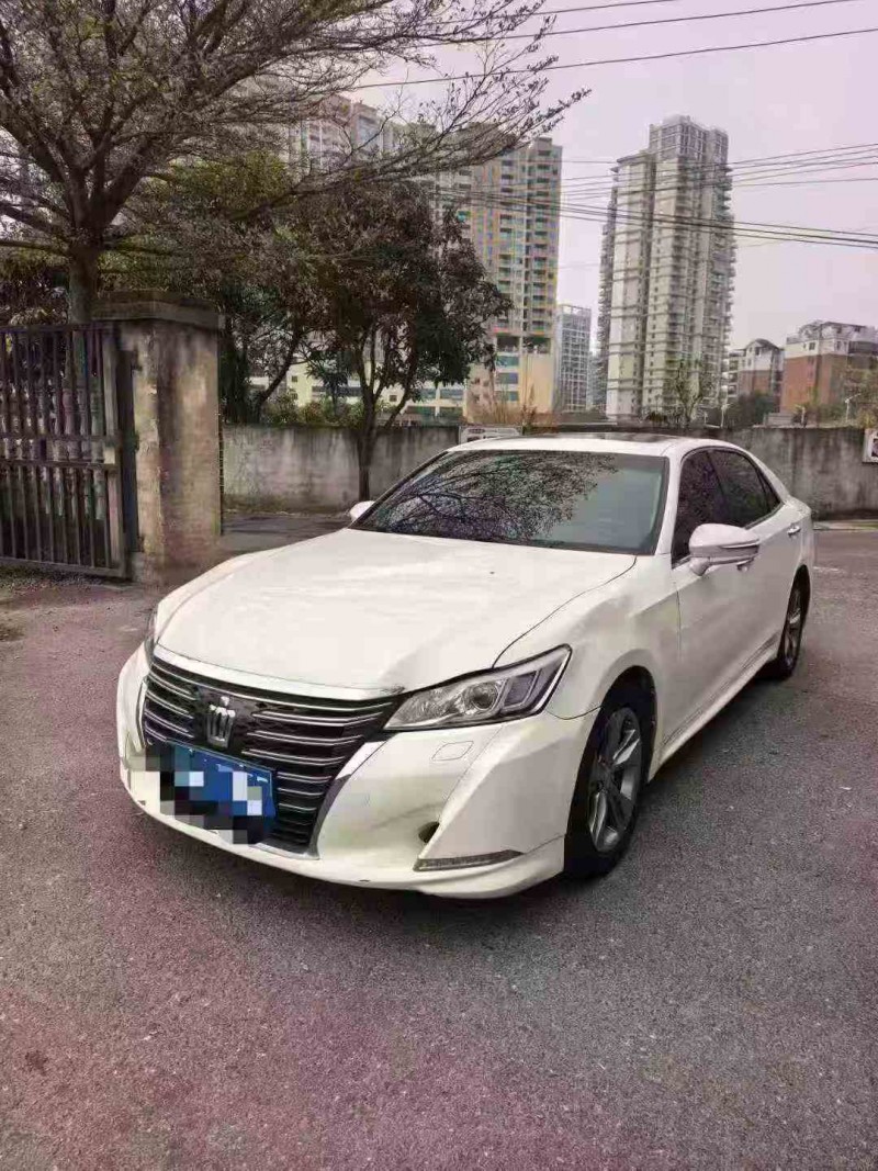 桂林16年丰田皇冠2