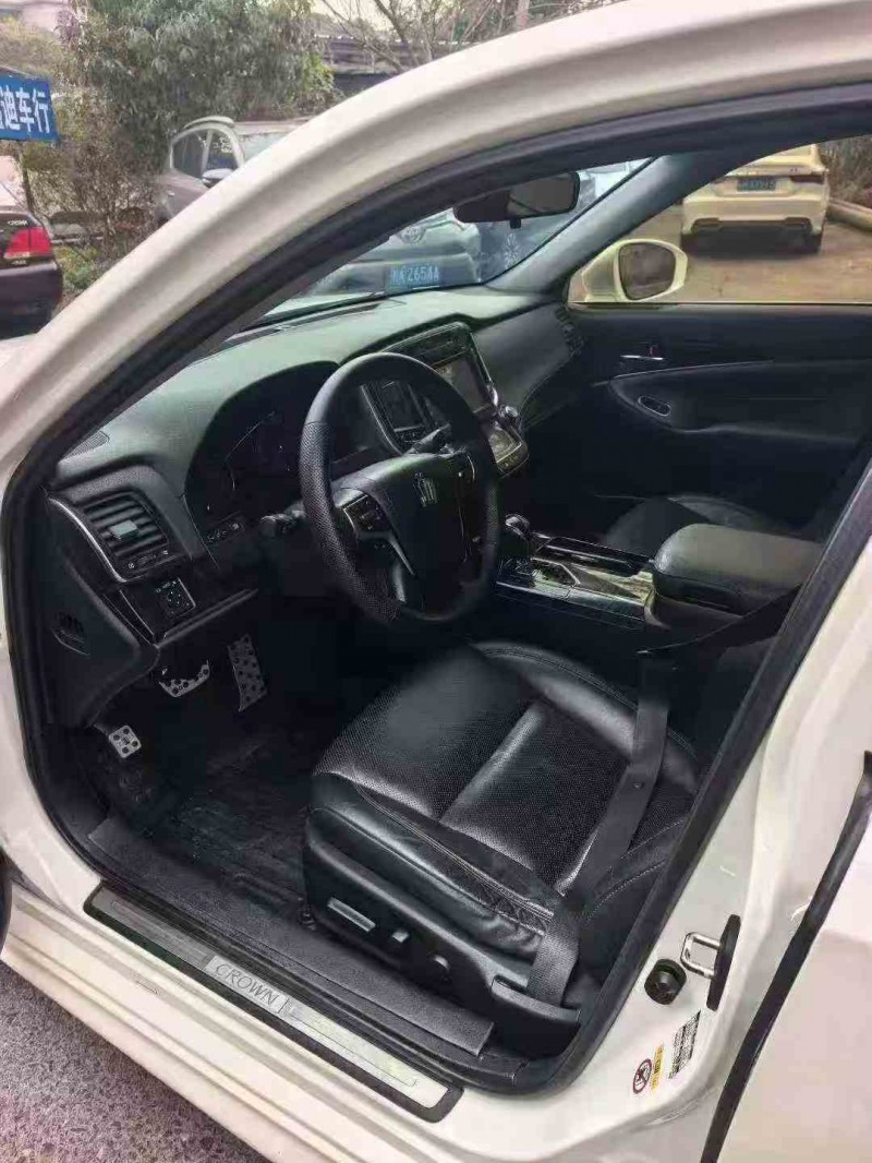 桂林16年丰田皇冠3