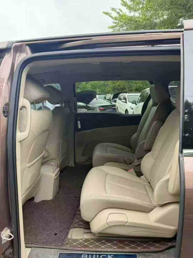 玉林19年别克GL86