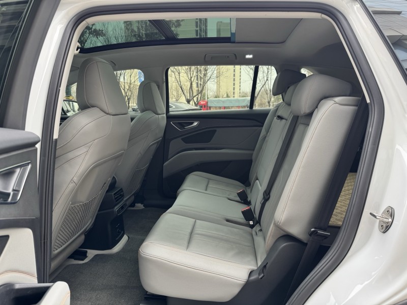 济宁23年奥迪Q56