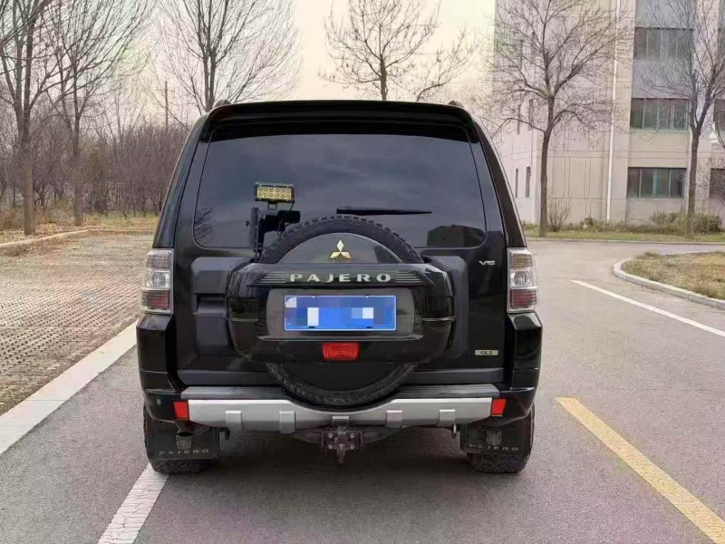 济宁13年三菱帕杰罗8