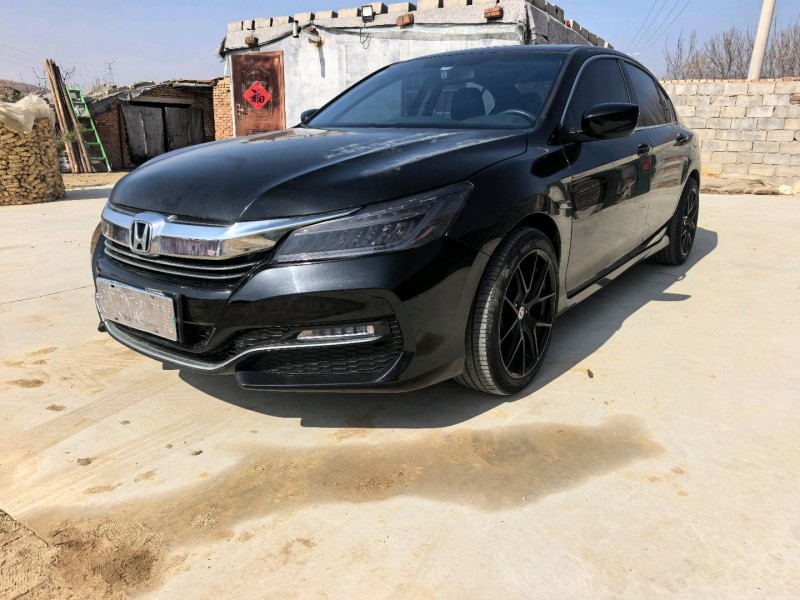 青岛17年本田雅阁1