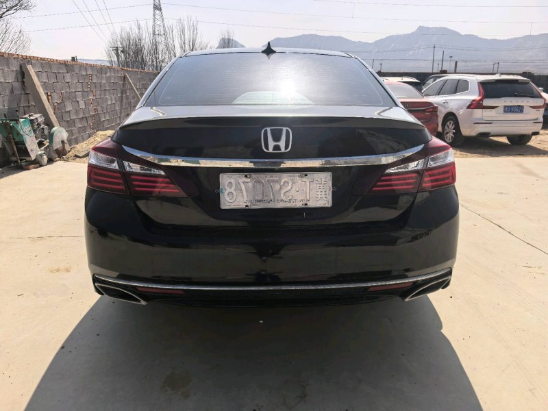 青岛17年本田雅阁2