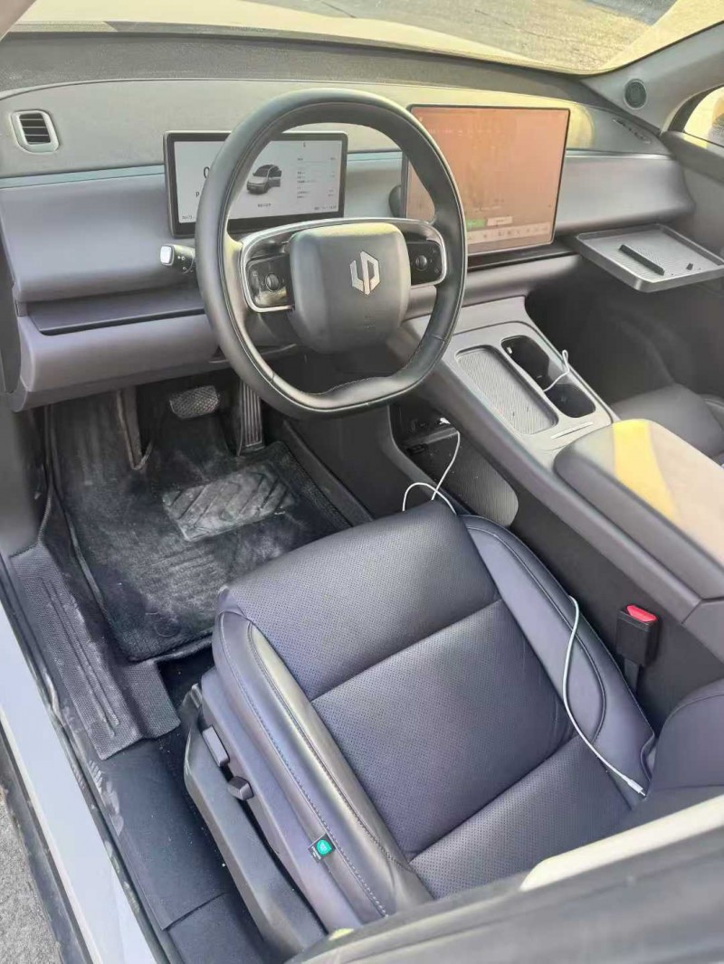 南昌25年零跑汽车C102