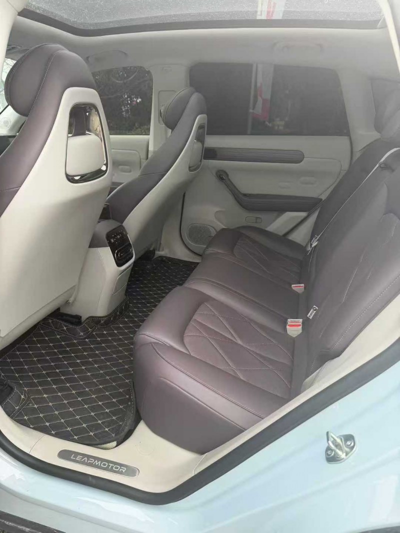 南昌25年零跑汽车C117