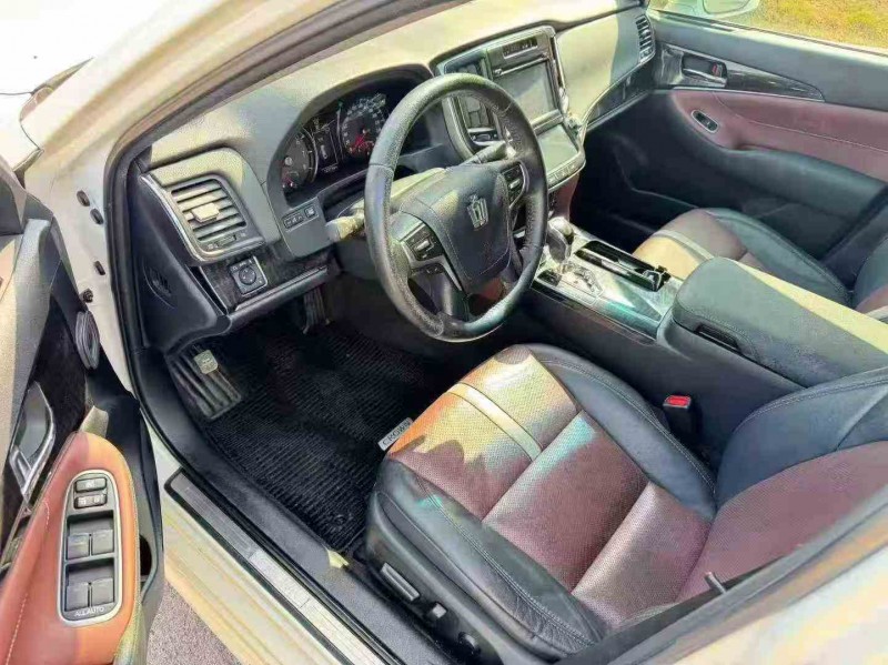 南平17年丰田皇冠5