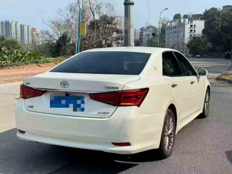 南平17年丰田皇冠7