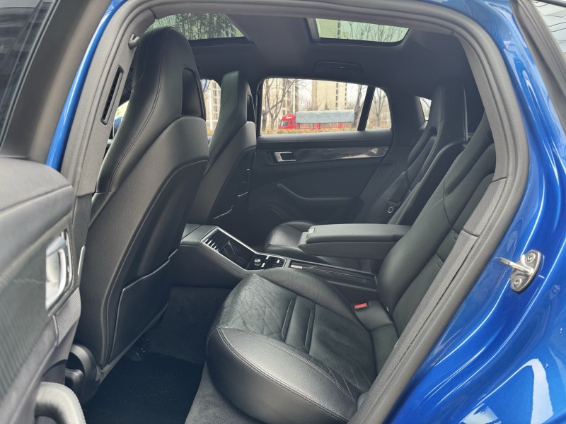 济宁18年保时捷帕拉梅拉6