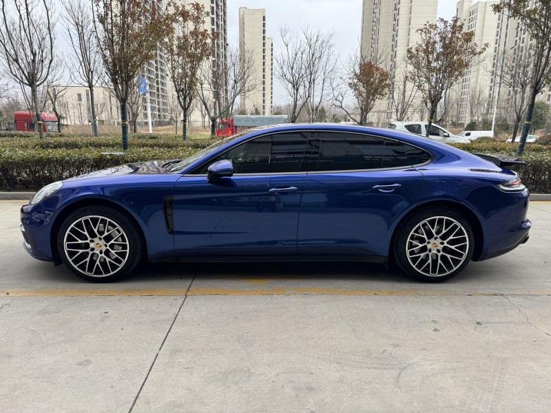 济宁18年保时捷帕拉梅拉8