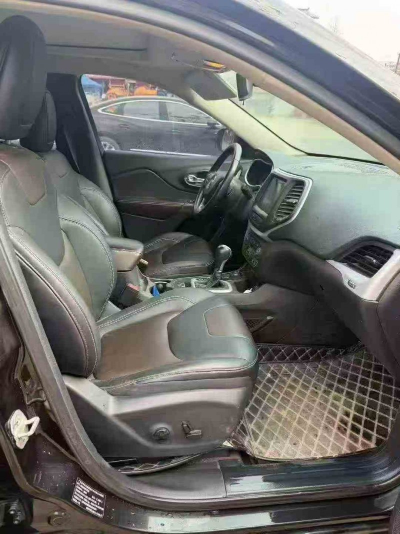 重庆18年Jeep自由光5