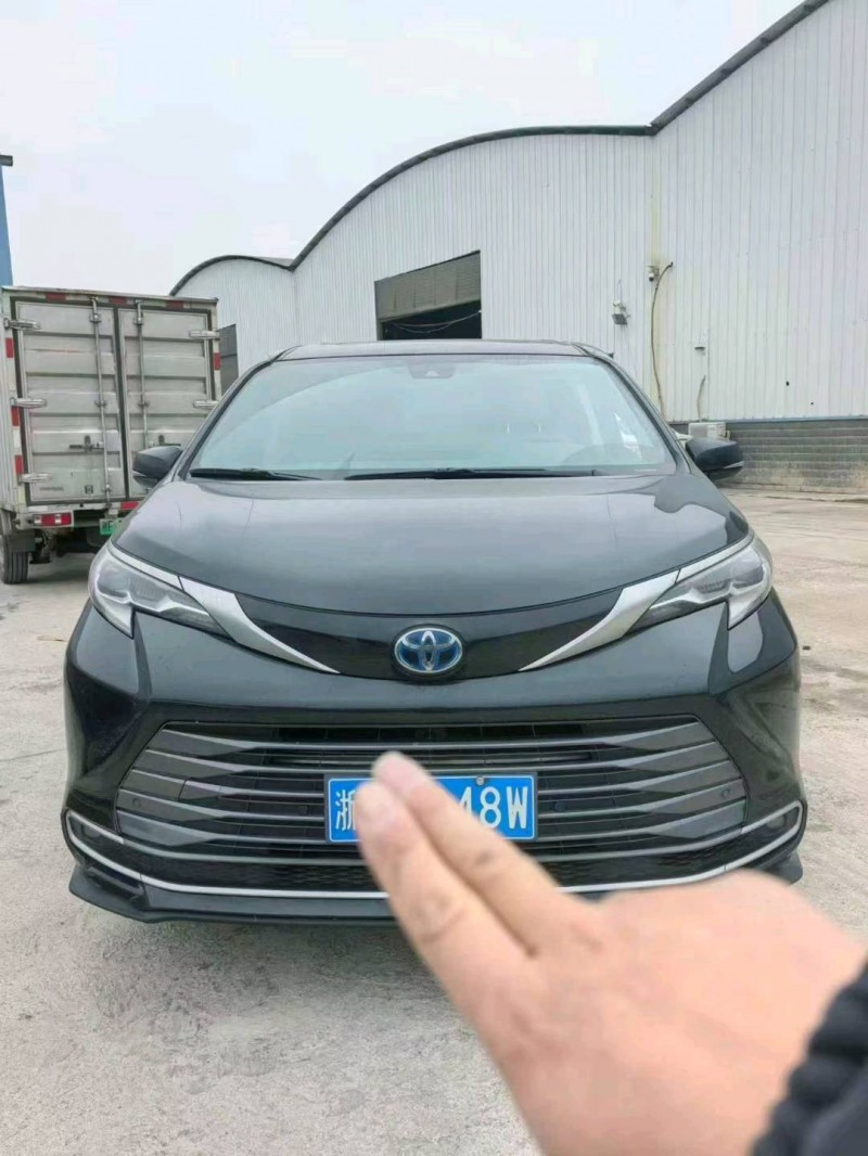 娄底22年丰田塞纳1