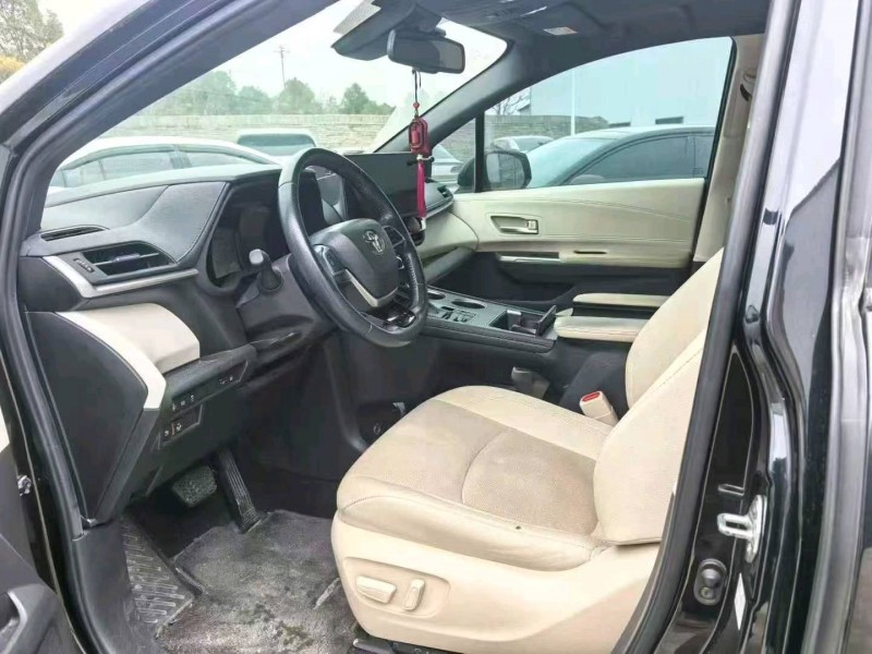 娄底22年丰田塞纳2