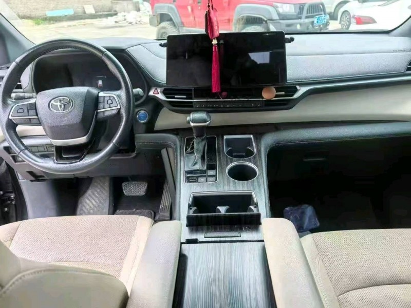 娄底22年丰田塞纳5