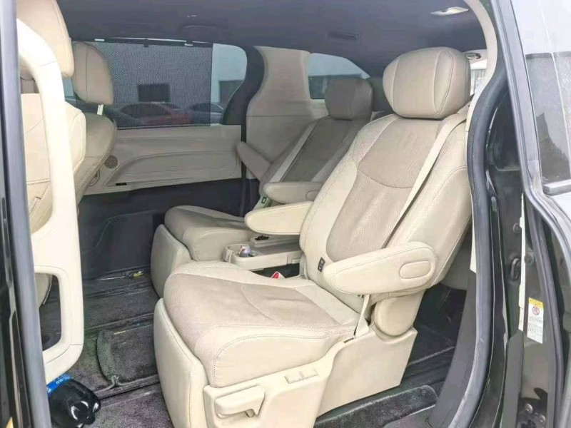 娄底22年丰田塞纳6