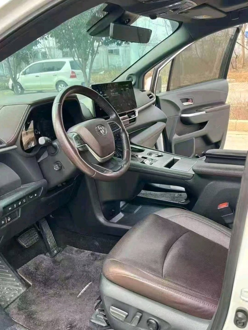 枣庄22年丰田塞纳8