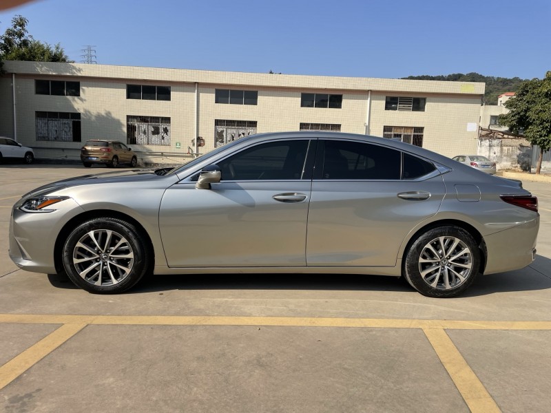 中山23年雷克萨斯ES3