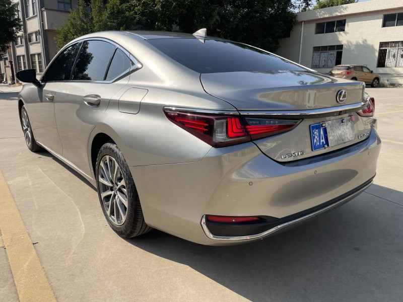 中山23年雷克萨斯ES5