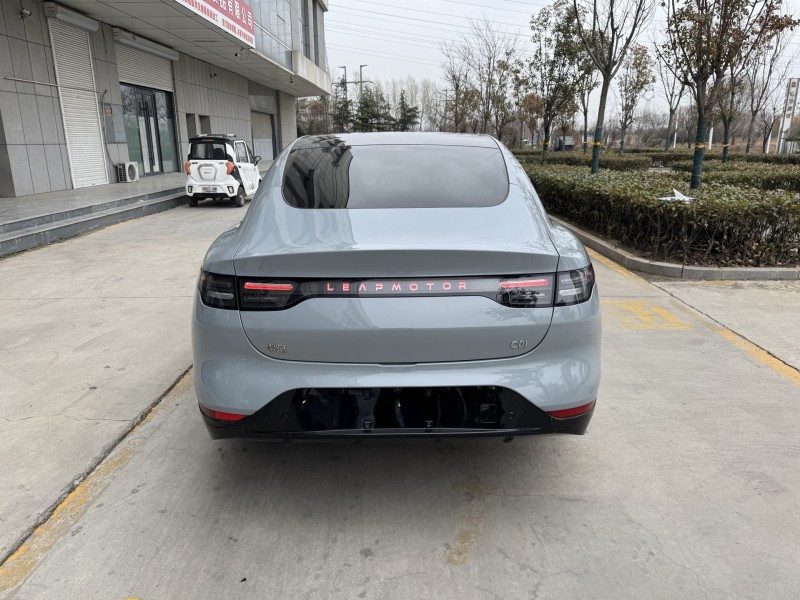 济宁25年零跑汽车C019