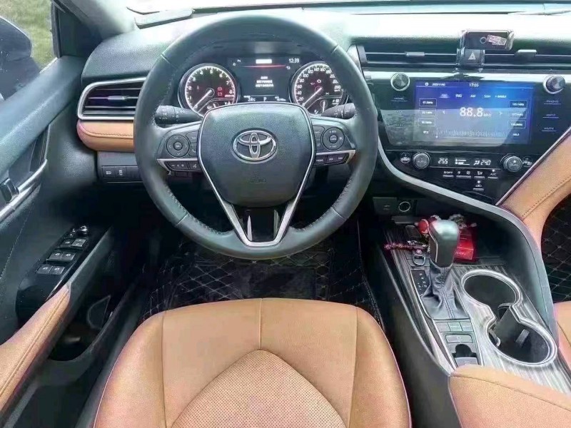 广州21年丰田凯美瑞8