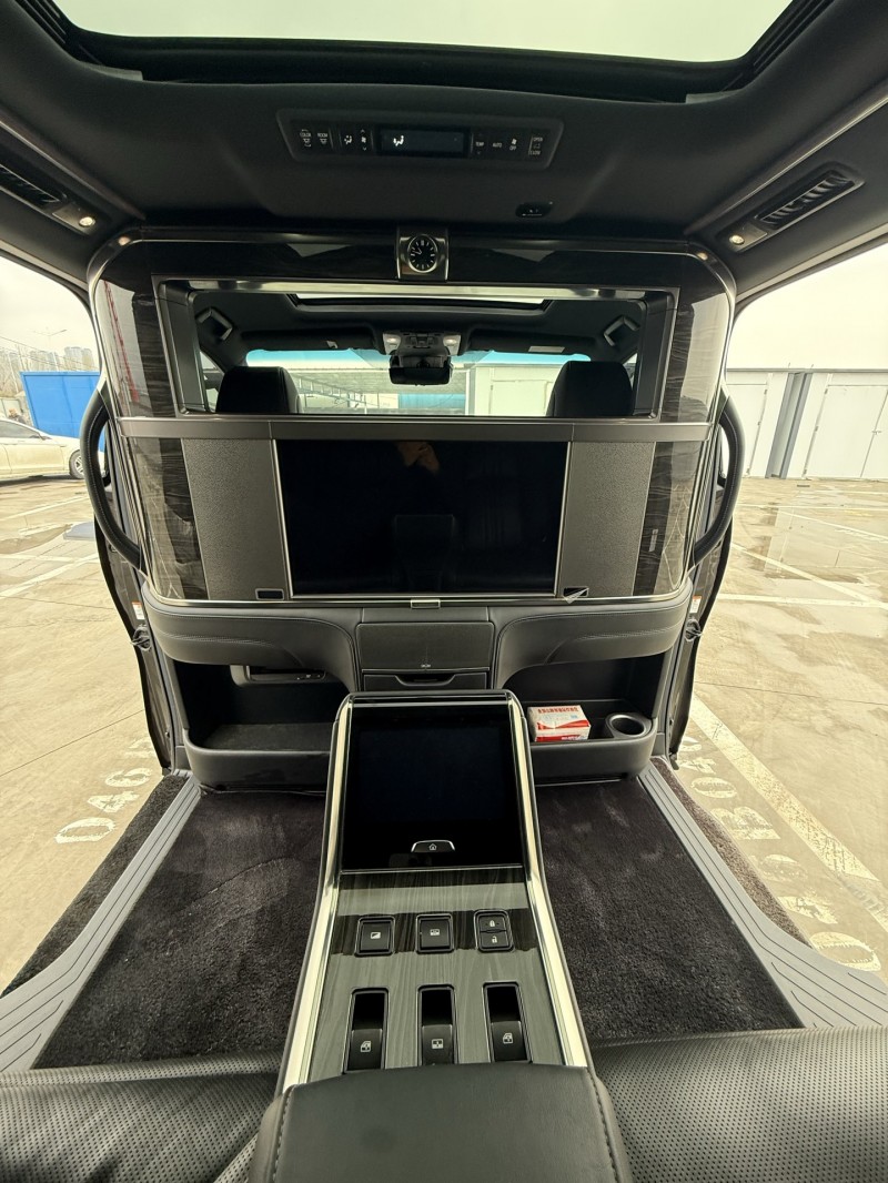 新乡21年雷克萨斯LM300H4