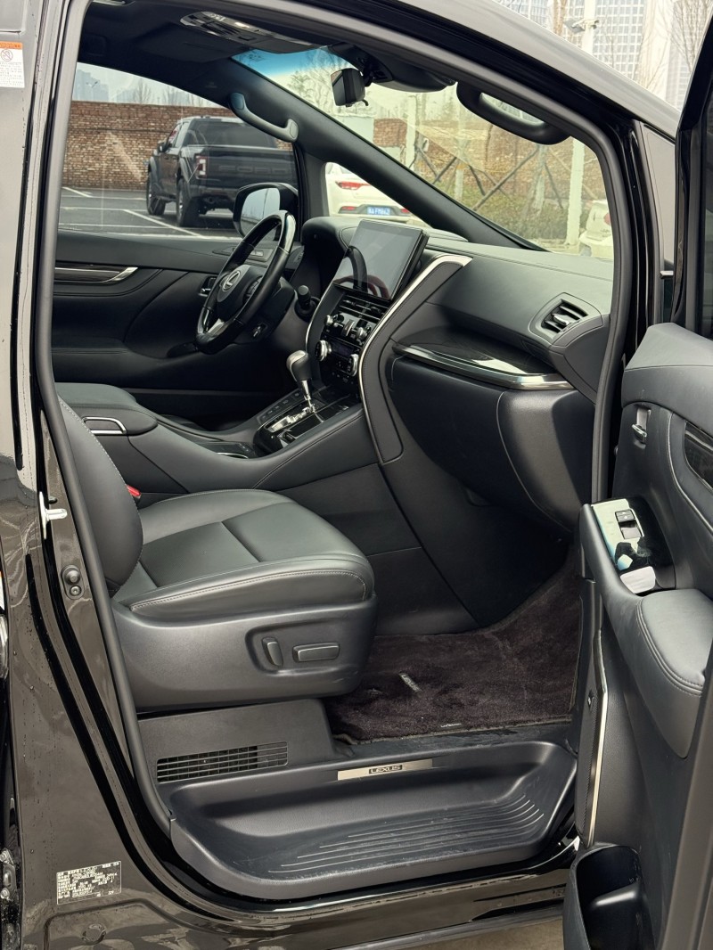 新乡21年雷克萨斯LM300H5