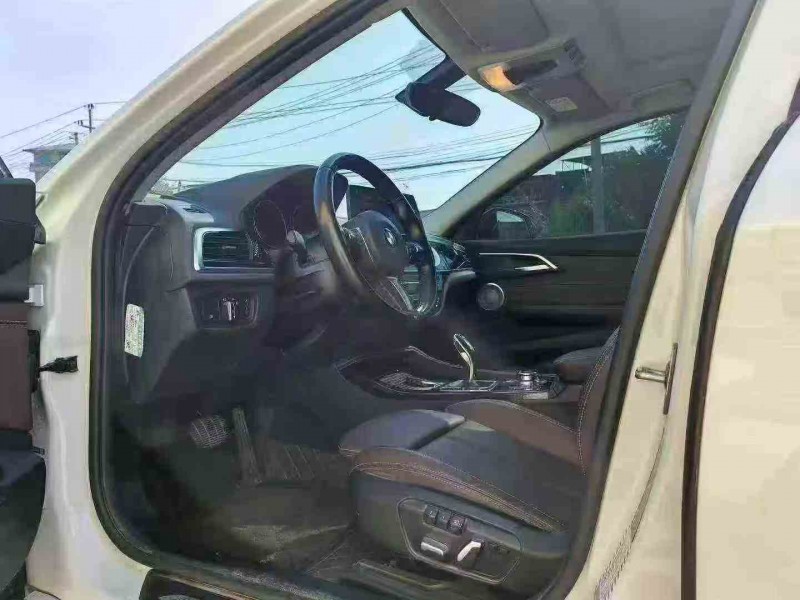 北海23年宝马1系3