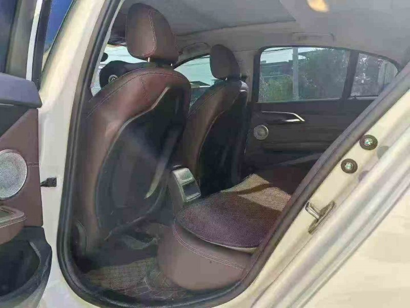 北海23年宝马1系6