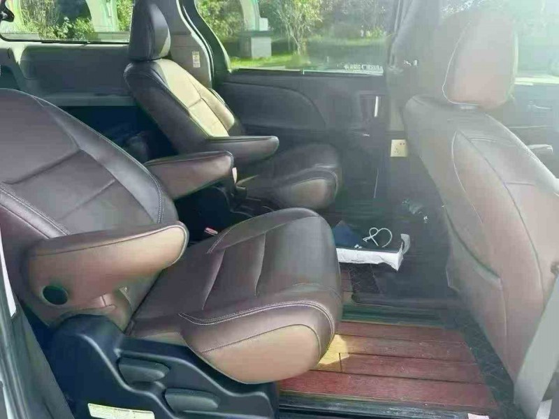 贵港16年丰田塞纳5