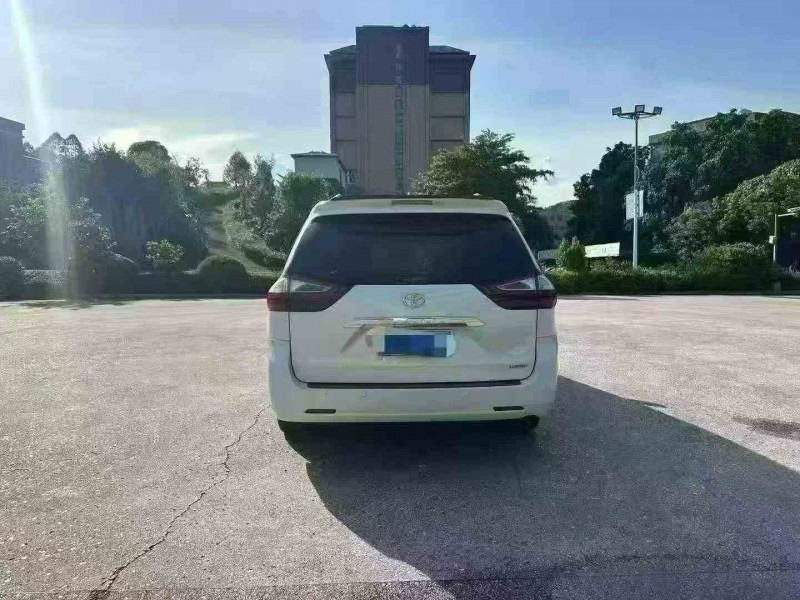 贵港16年丰田塞纳7