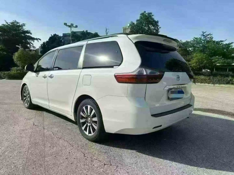 贵港16年丰田塞纳9