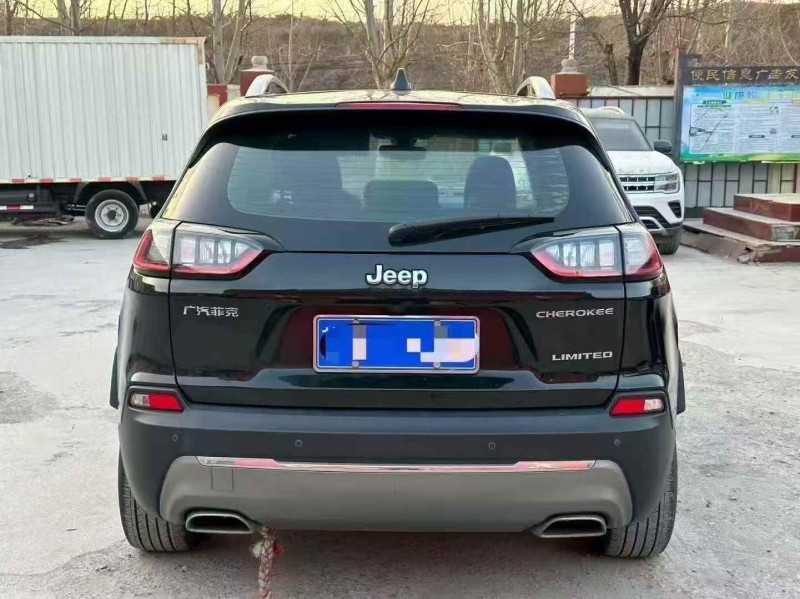 济宁19年Jeep自由光8